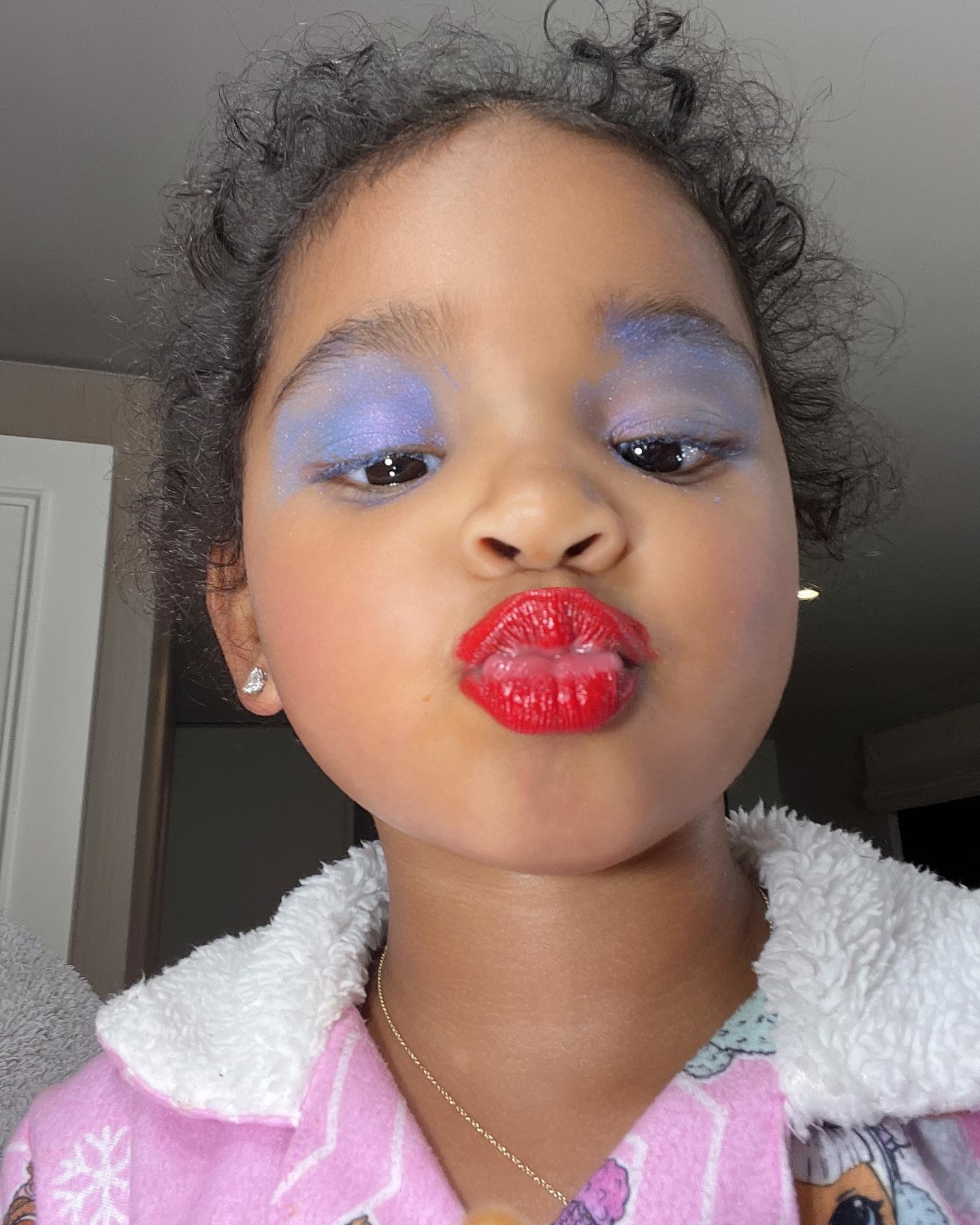 Hysterisk Atticus strop Kardashian Kids Wearing Makeup: Photos of Kar-Jenner Children