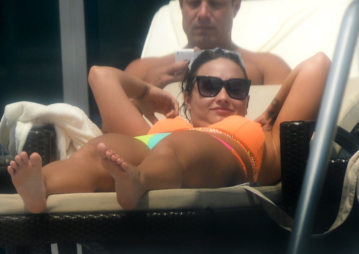 Inconsistent een schuldeiser Stap Demi Lovato Bikini Photos: Their Best Swimsuit Pictures