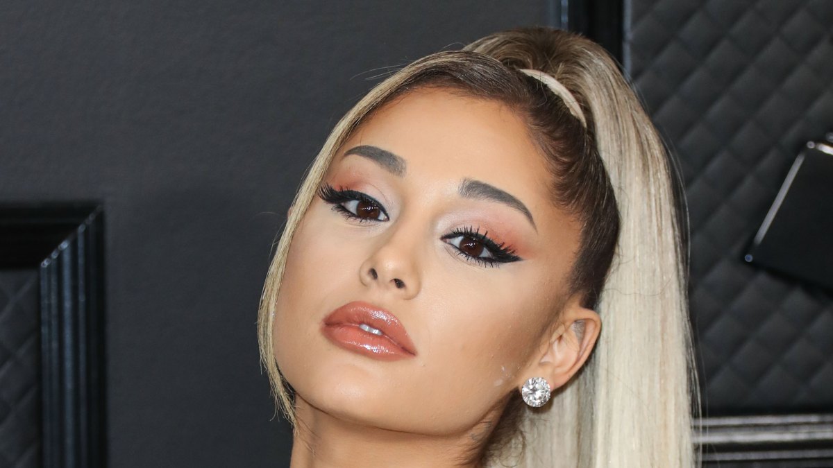 Naked Ariana Grande Porn Captions - Ariana Grande Posts Rare Video of Her Wearing No Makeup