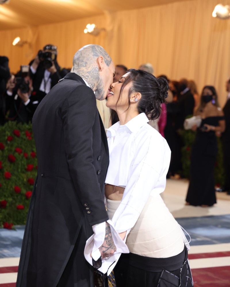 awkward celebrity kisses