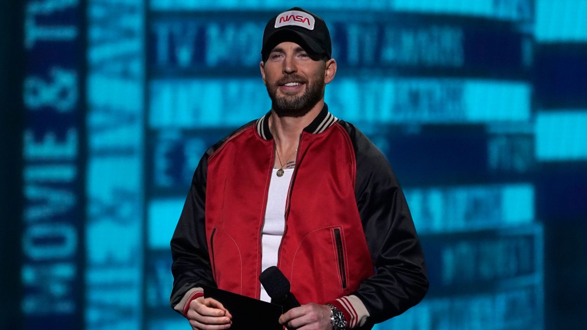 Fans Criticize Chris Evans’ Casual Outfit During Rare Red Carpet Appearance: Photos