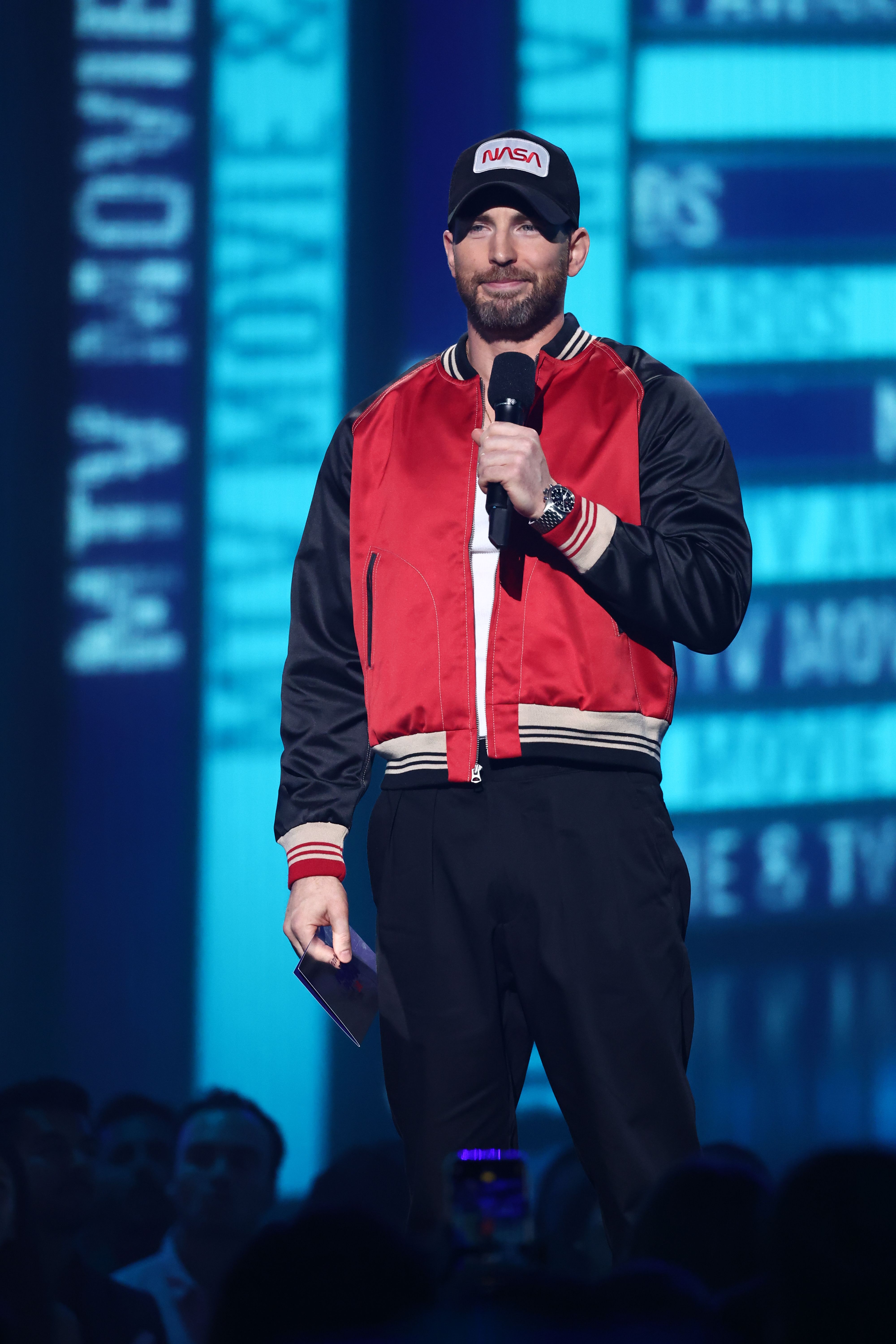 Fans Criticize Chris Evans’ Casual Outfit During Rare Red Carpet Appearance: Photos