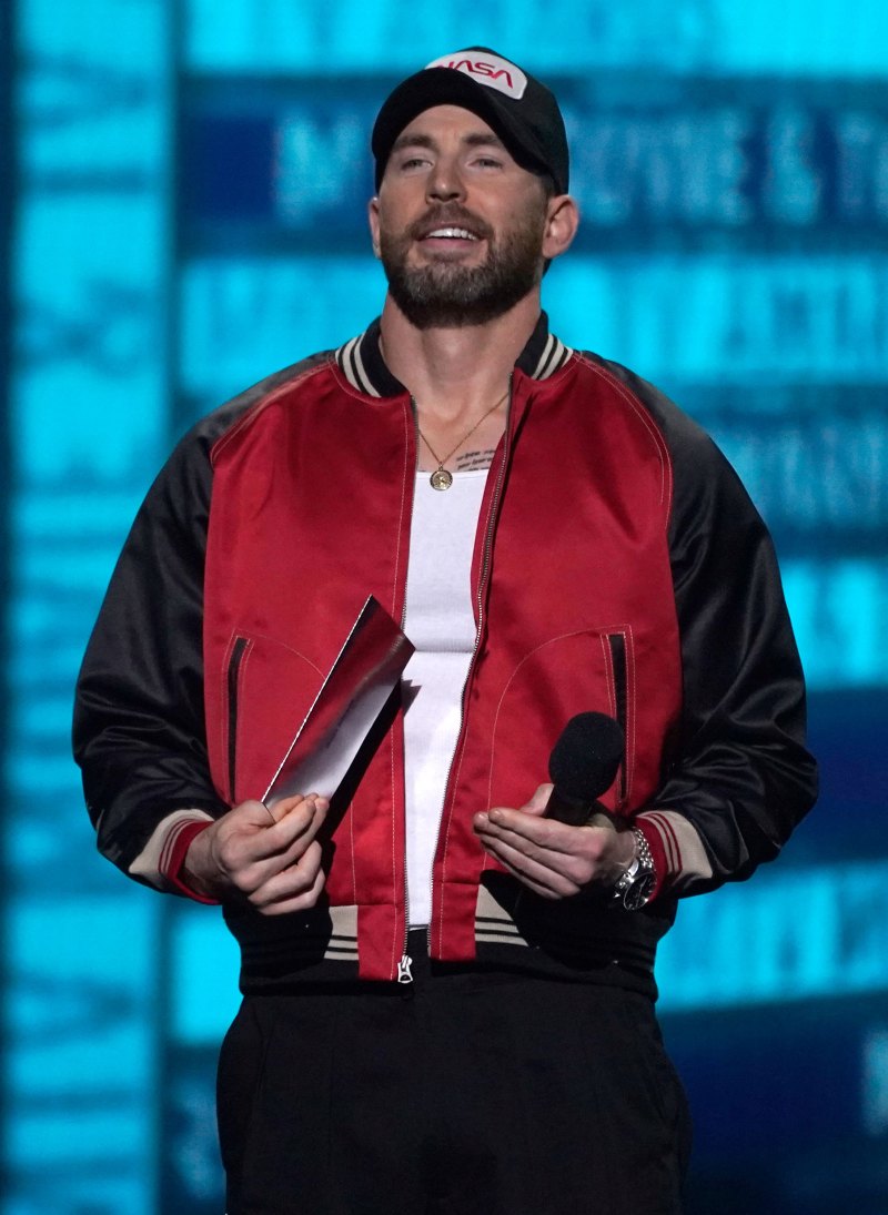Fans Criticize Chris Evans’ Casual Outfit During Rare Red Carpet Appearance: Photos