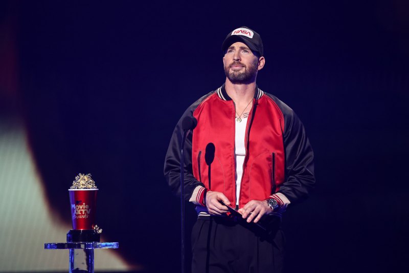 Fans Criticize Chris Evans’ Casual Outfit During Rare Red Carpet Appearance: Photos