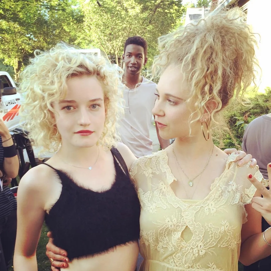 Julia-Garner-Braless-2
