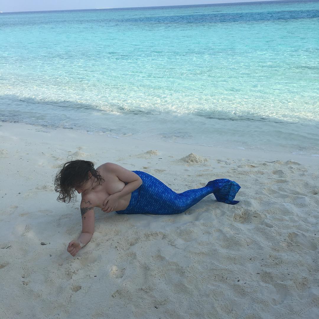 You Go Girl! See Actress Lena Dunham’s Bikini and Swimsuit Pictures Over the Years