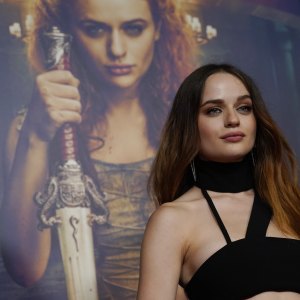 Joey King Wears Edgy Bra, Skirt at 'The Princess' Premiere: Pics