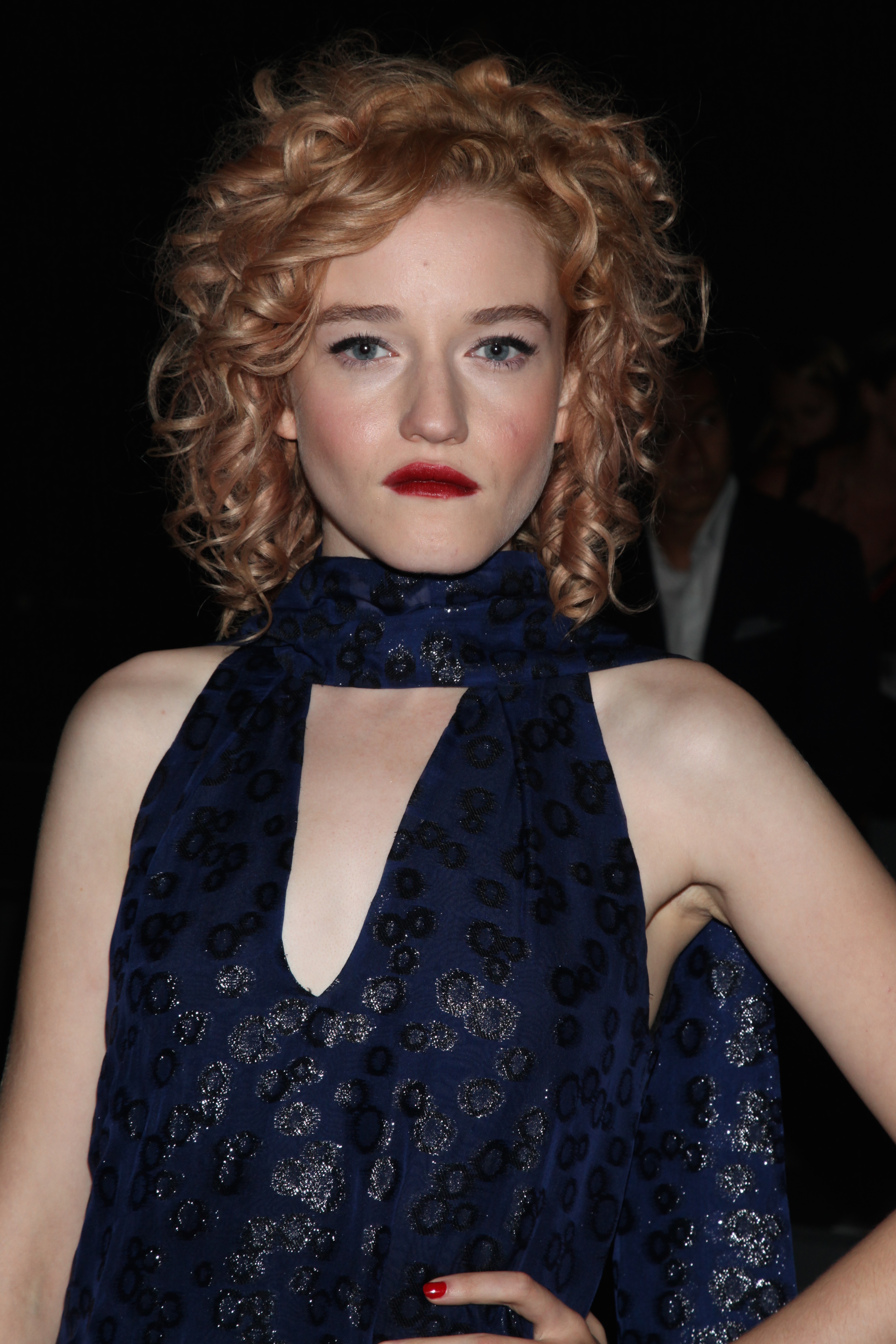 Julia-Garner-Braless-3