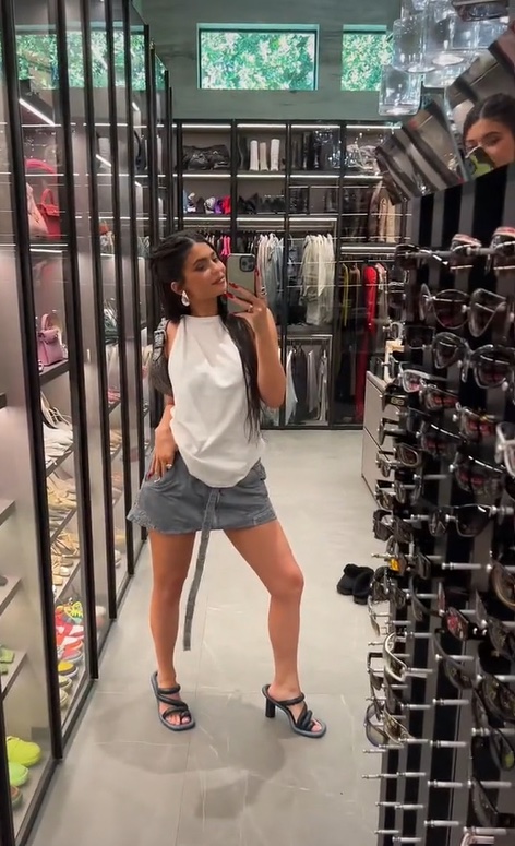 Kylie Jenner shows off her massive designer handbag collection - 9Style