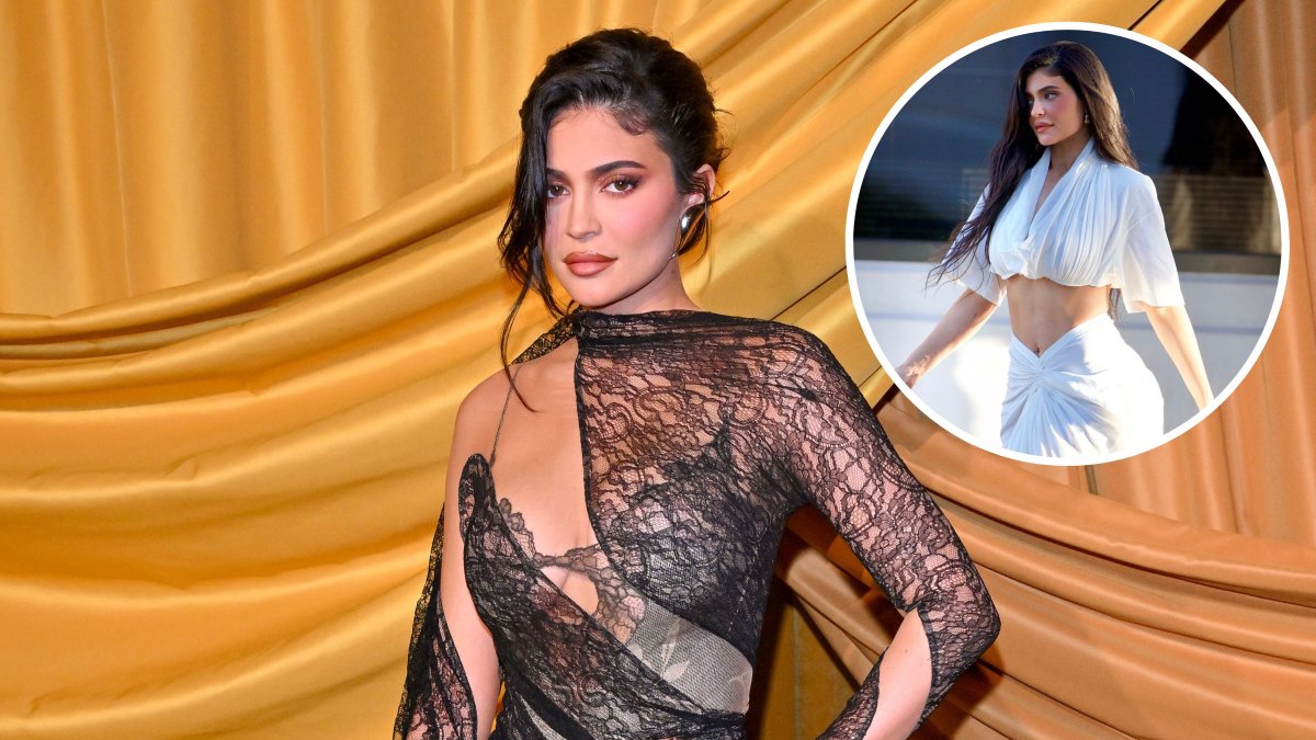 Looking Good, Momma! Kylie Jenner Flaunts Toned Abs in White Ensemble With Denim Boots: Photos