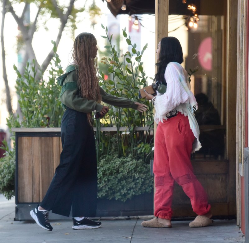 Malia and Sasha Obama Go Out Together in L.A.: Photos