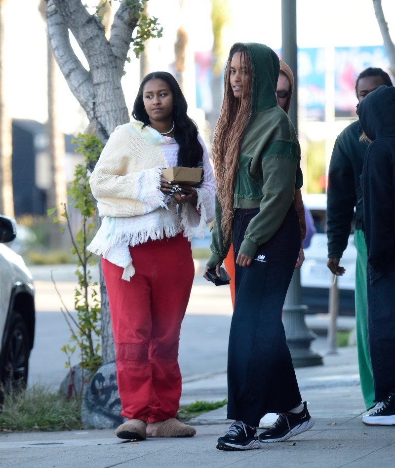 Malia and Sasha Obama Go Out Together in L.A.: Photos