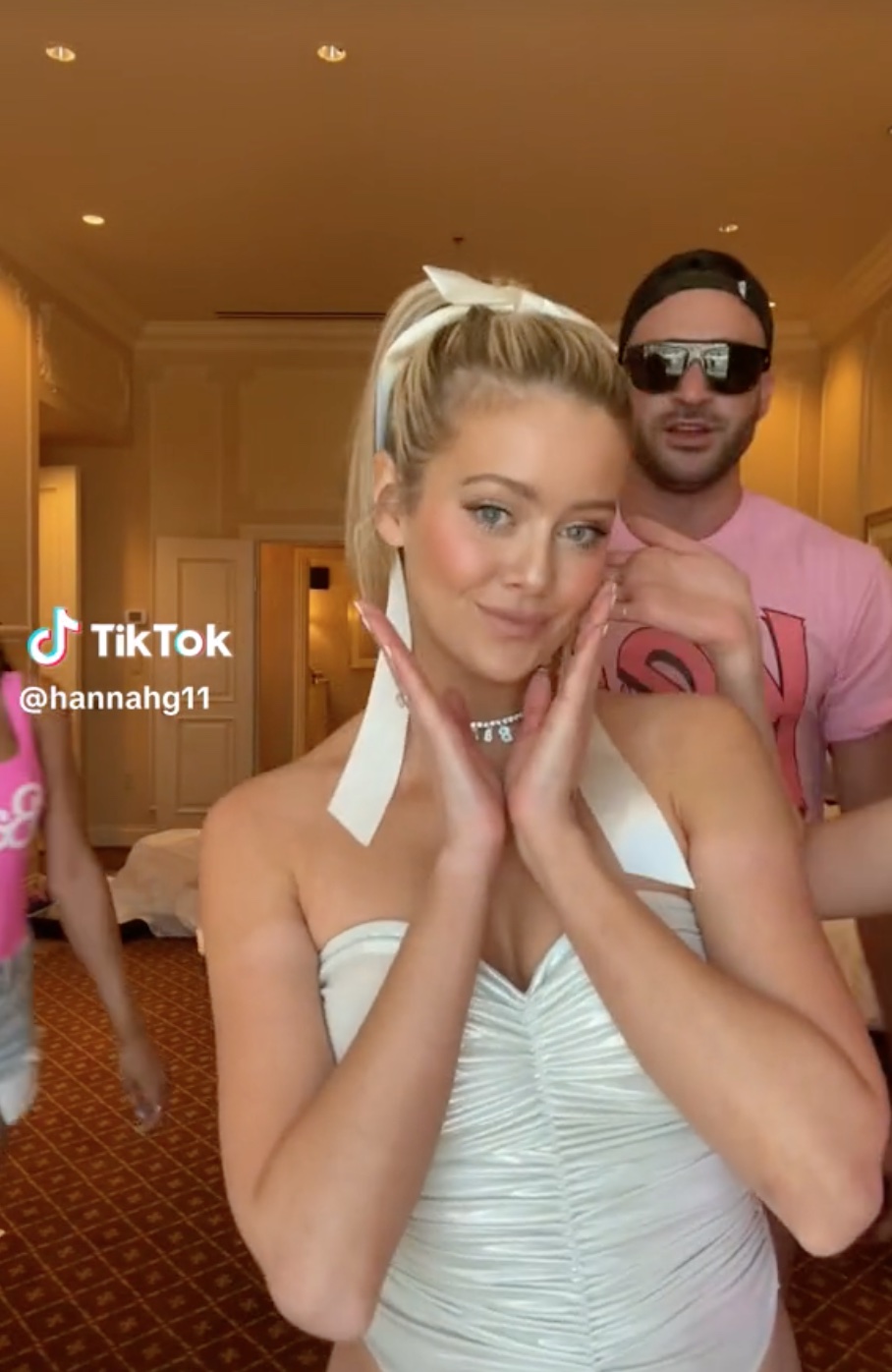 Hannah Godwin Bikini Photos: 'Bachelor' Alum's Swimsuit Pics