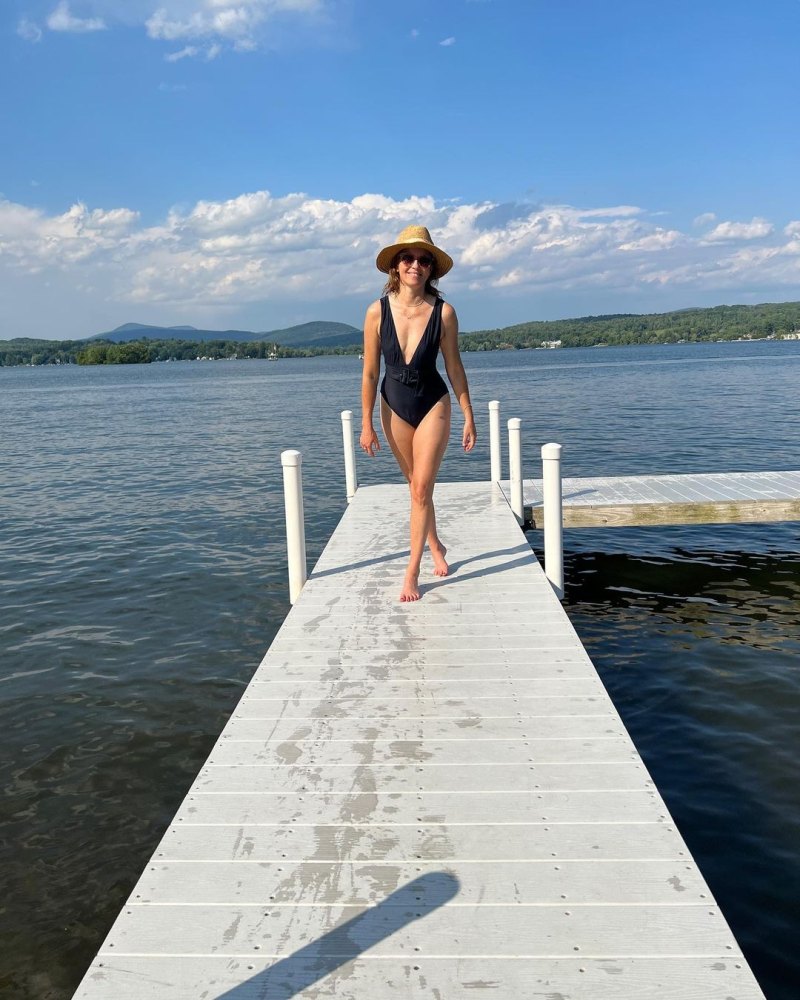Elizabeth Banks Bikini Photos: Actress’ Swimsuit Pictures