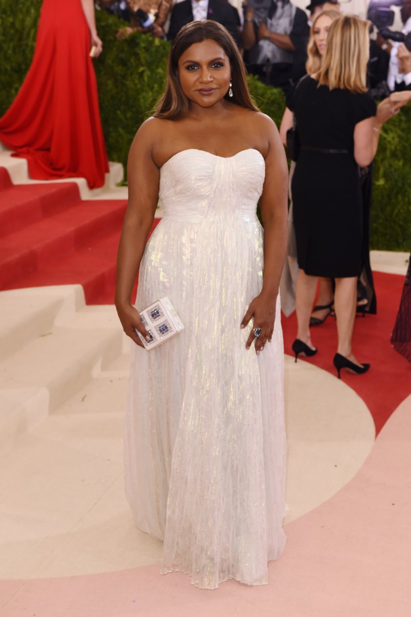 Mindy Kaling Braless Outfits: Photos Without a Bra