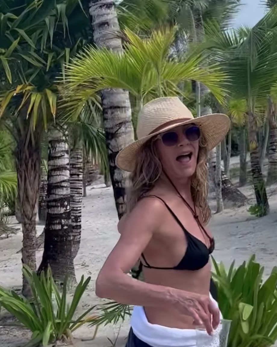 Jennifer Aniston's Beachy Style