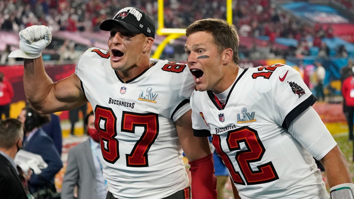 Rob Gronkowski Reacts to Tom Brady's Thirst Trap Photo