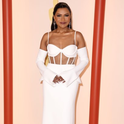 Mindy Kaling Braless Outfits: Photos Without a Bra
