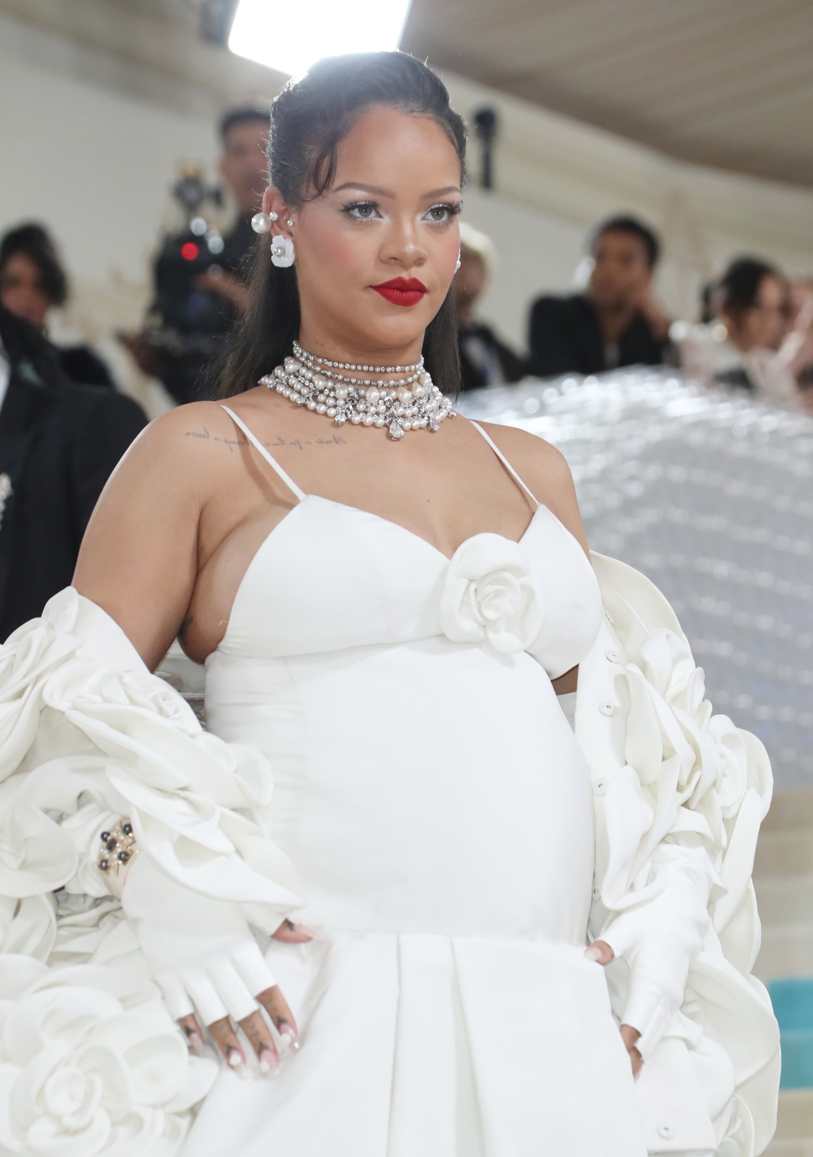 Rihanna in Louis Vuitton Millionaire Sunglasses in Purple am Airport
