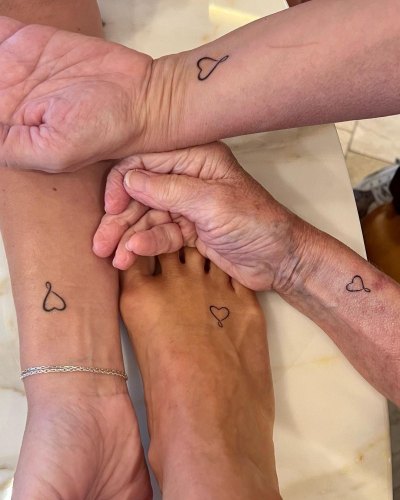 Carrie Underwood Debuts Matching Tattoo With Mom, Sisters: Photo