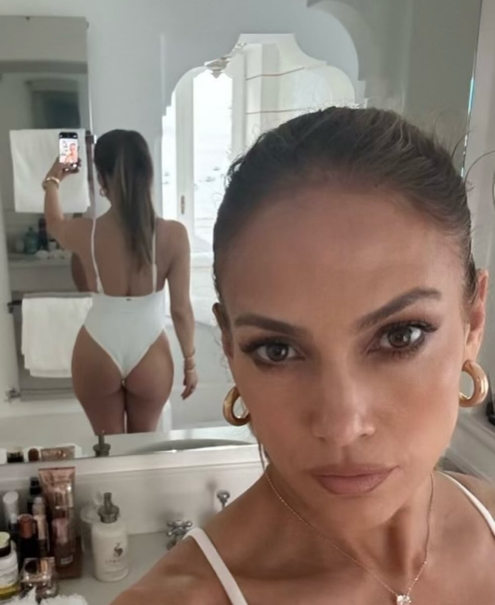 Jennifer Lopez Bikini Photos: Singer Flaunts Abs in Swimsuits