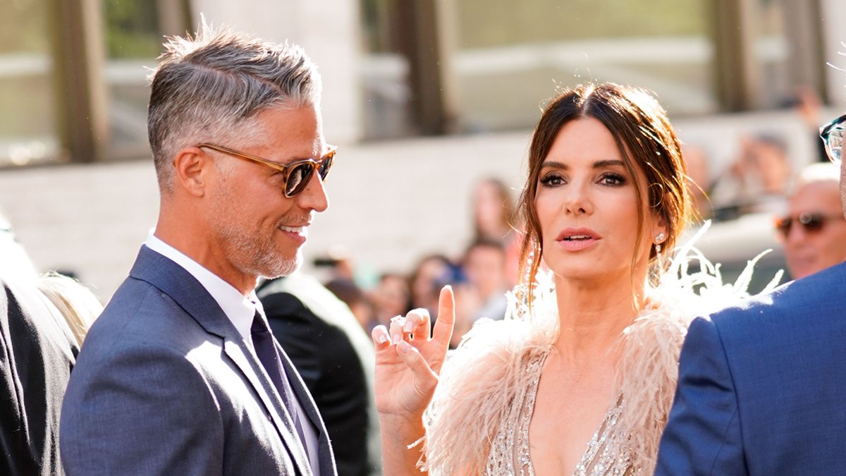 sandra-bullock-picking-up-pieces-bryan-randall.