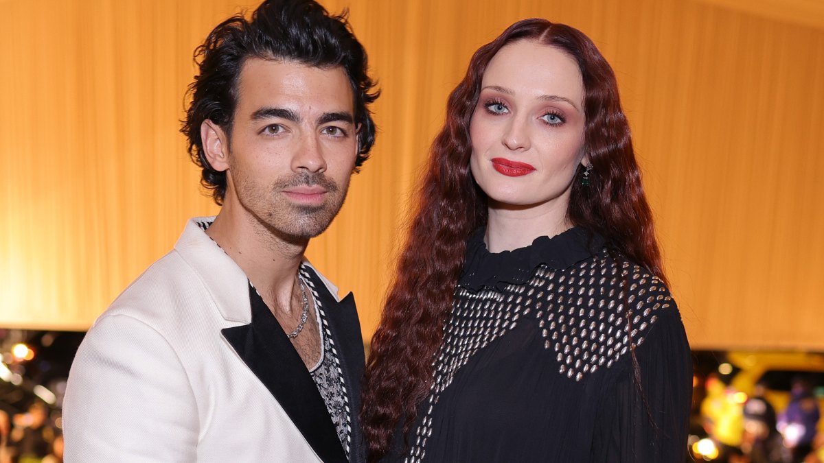 Joe Jonas, Sophie Turner’s Friends Caught ‘In Middle’ of Divorce