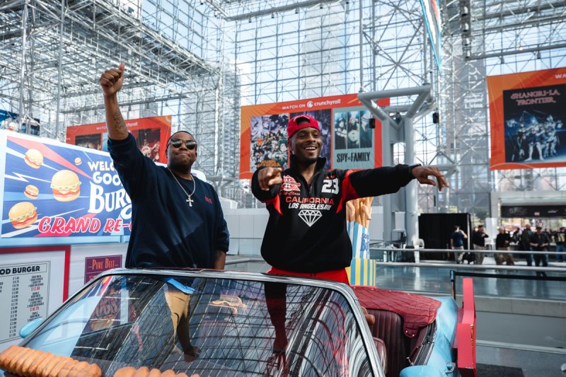 What Your Favorite Stars Are Doing This Week: Hot Photos 52 Producers Kenan Thompson and Kel Mitchell make an appearance at Paramount + Good Burger 2 panel and Nickelodeon booth at New York Comic Com
