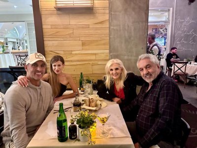 Mauricio Umansky and Leslie Bega dine with his parents