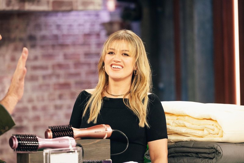 Kelly Clarkson Debuts Bangs While Showing Off Weight Loss in Black and Gold Dress on Talk Show
