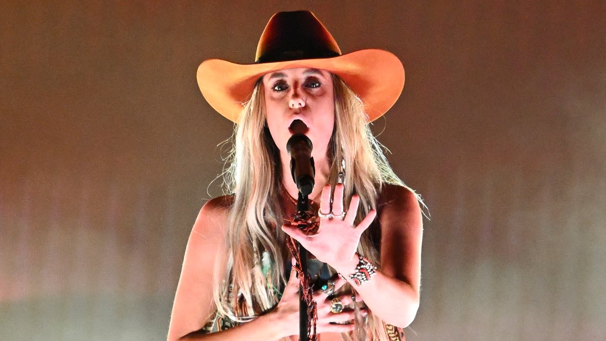 ainey Wilson Shows Off Weight Loss During Graceland Christmas Performance