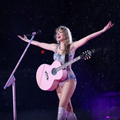 Taylor Swift lost a heel on stage during one of her shows in Rio de Janeiro.