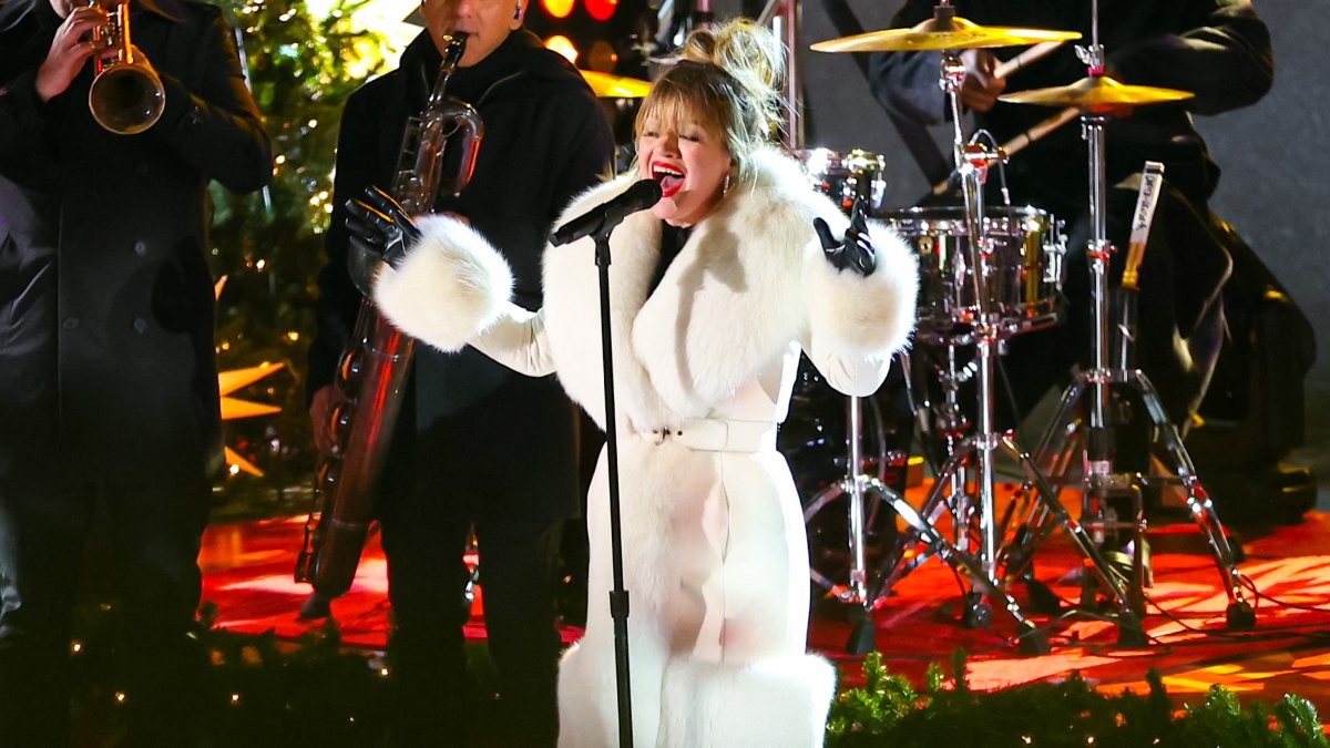 kelly-clarkson-rockefeller-center-tree-lighting