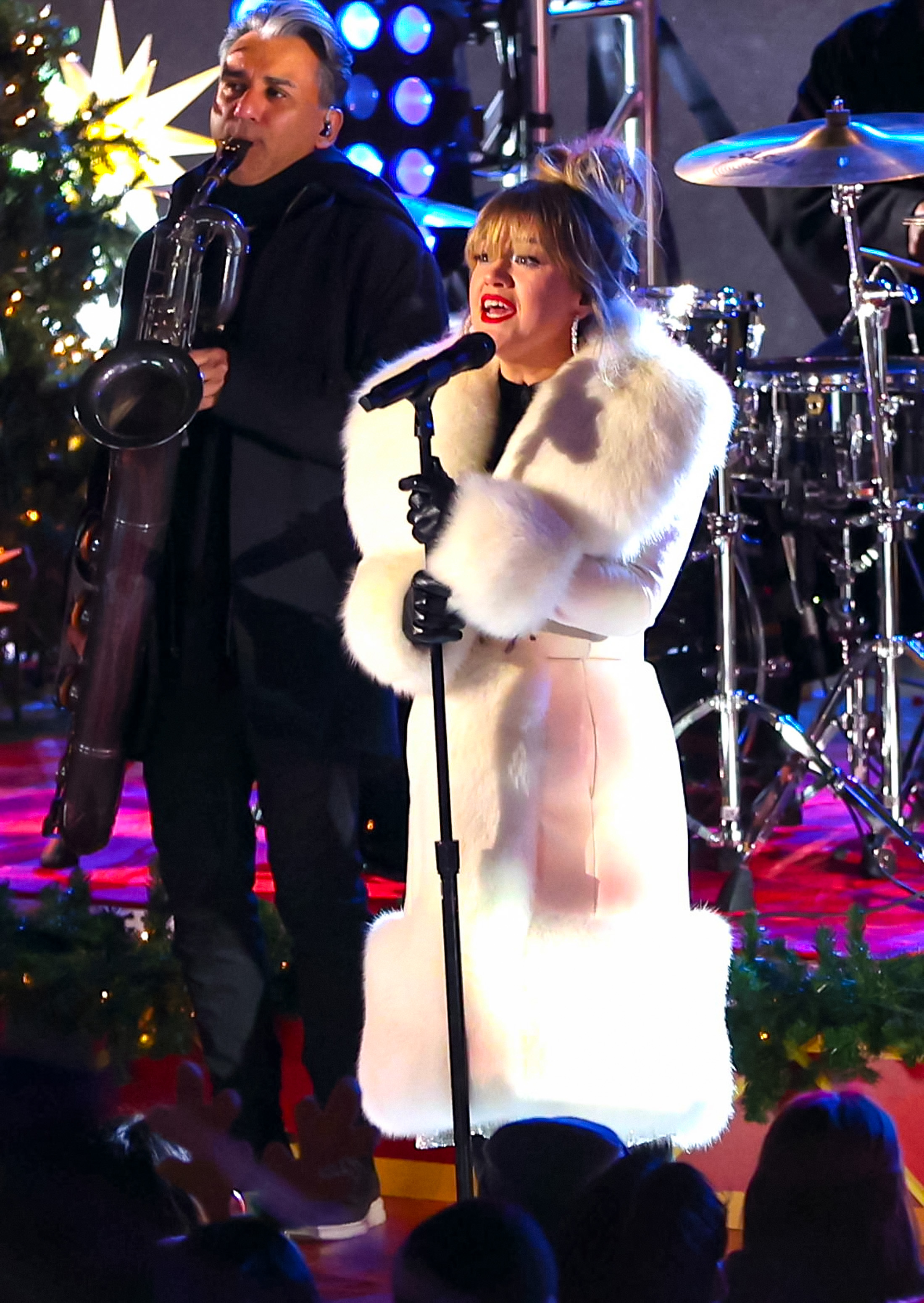 Kelly Clarkson Shows Weight Loss At Rockefeller Tree Lighting