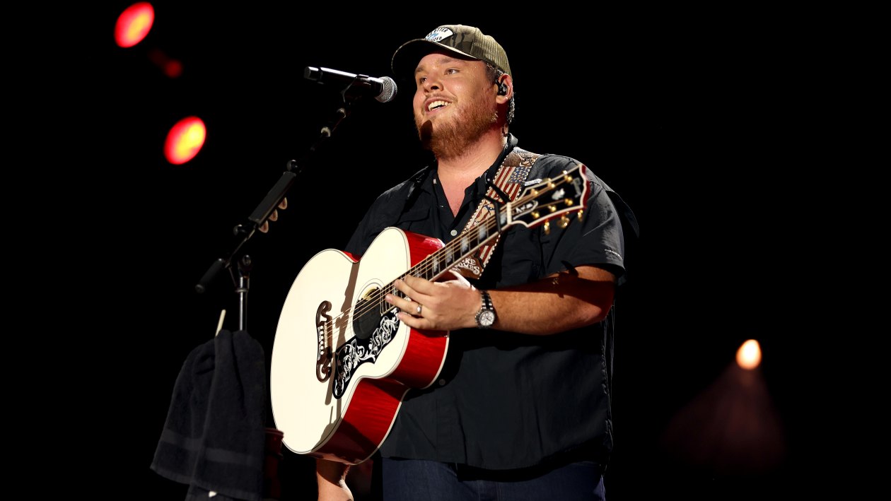 What Is Luke Combs' Net Worth? How the Singer Makes Money | Life & Style