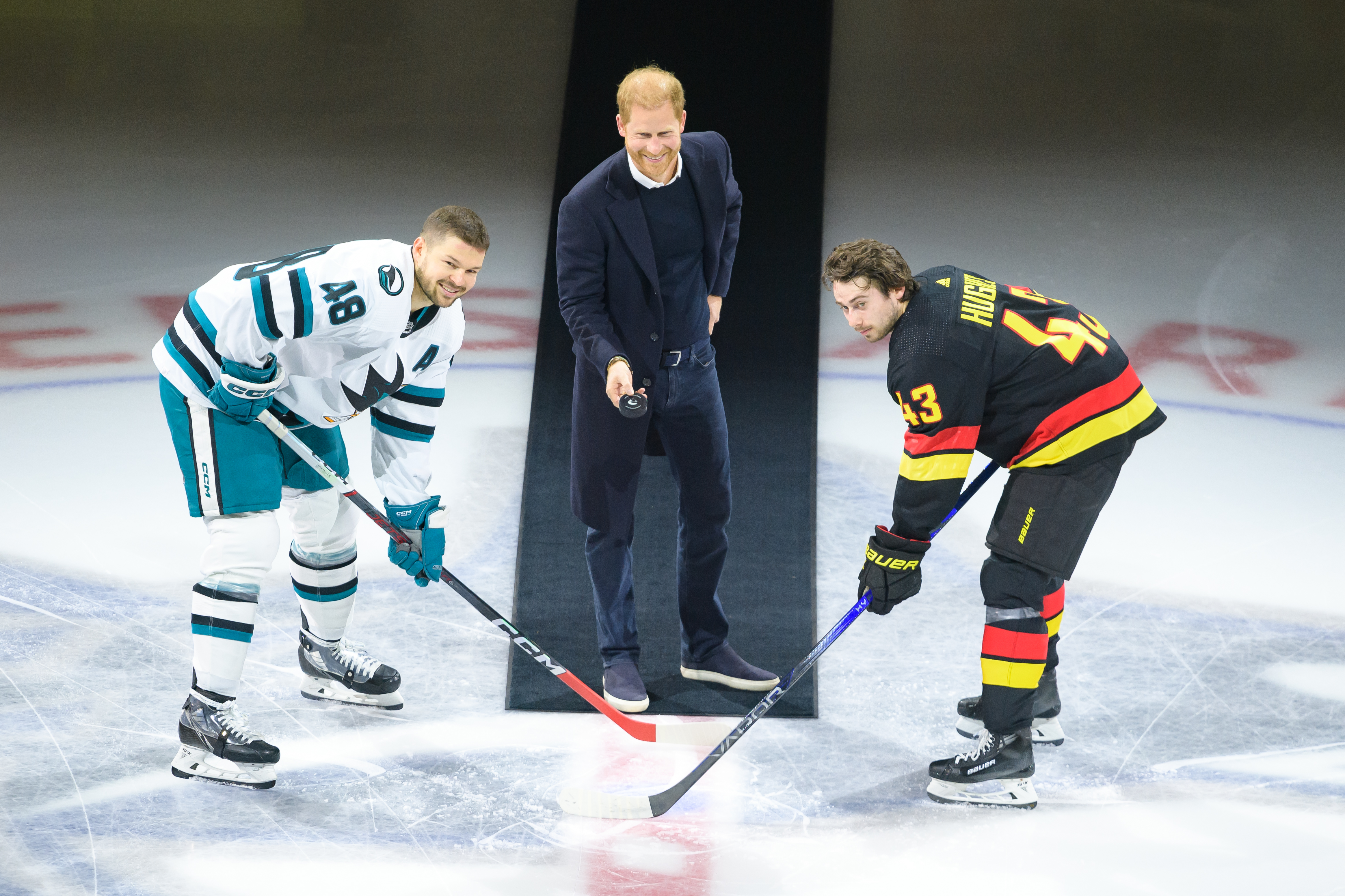 meghan markle beams on hockey game date night with prince harry