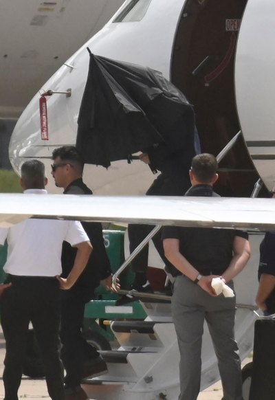 Taylor Swift arrives in Argentina under a black umbrella without Travis Kelce