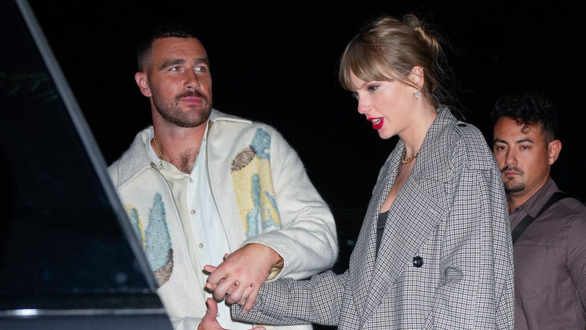 taylor-swift-travis-kelce-trolled-by-eagles.