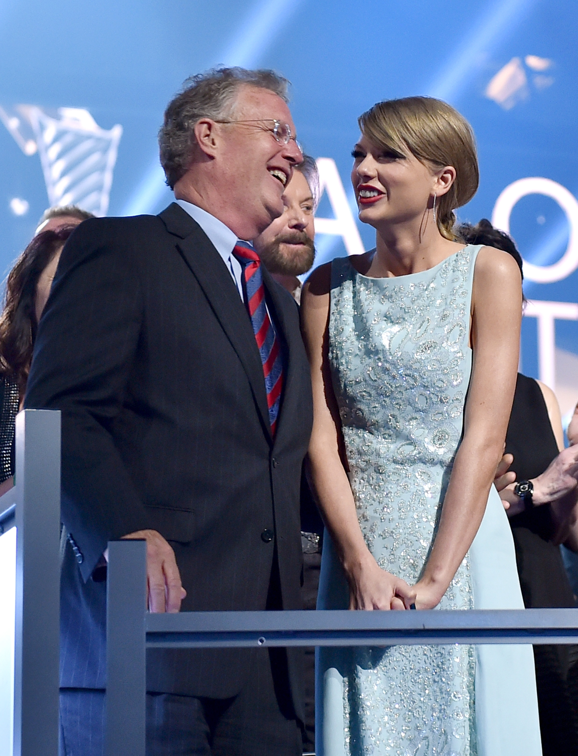 who are taylor swifts parents meet her mom and dad
