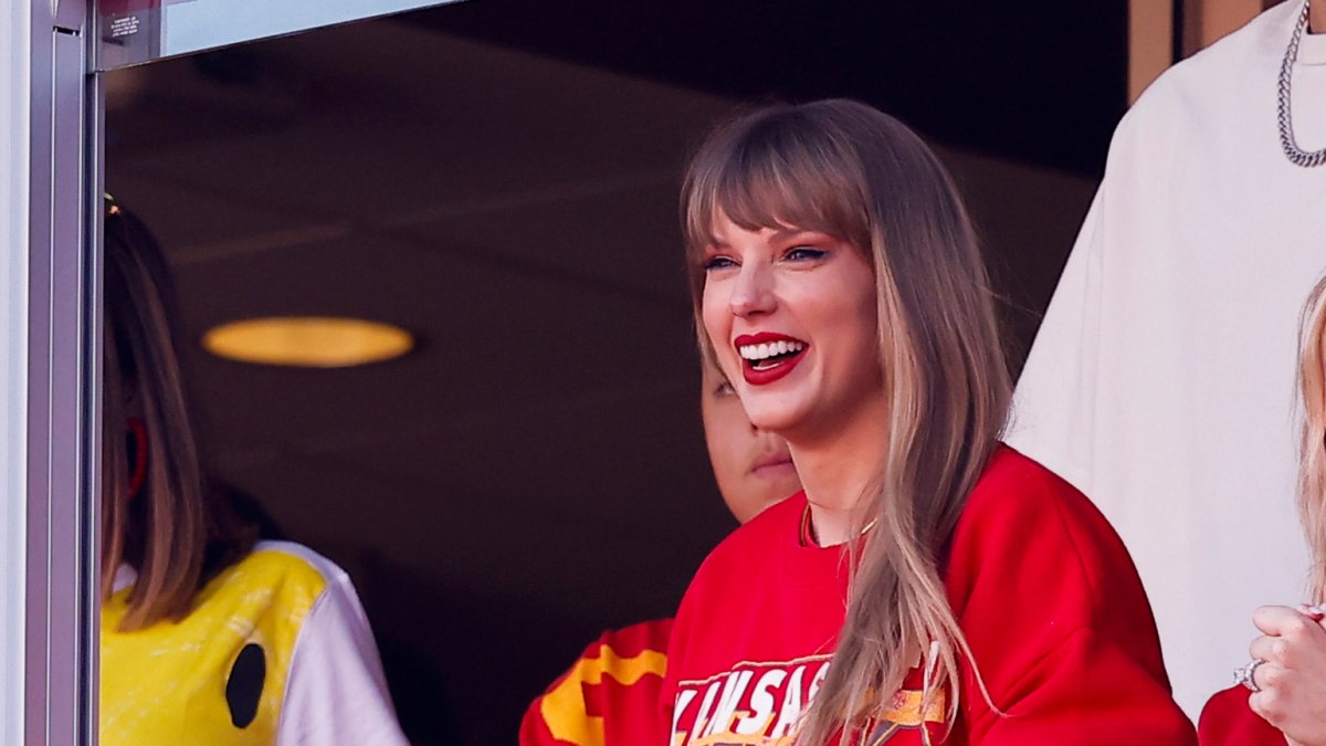 Taylor Swift Gets Birthday Present From Chiefs Owner