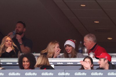 taylor swift brings her dad to travis kelces chiefs game