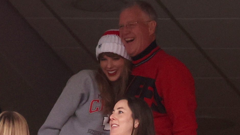 taylor swift brings her dad to travis kelces chiefs game