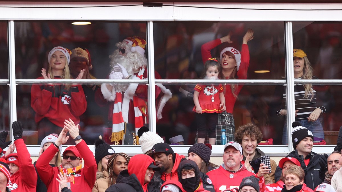 Taylor Swift Spotted Watching Chiefs Game With Adorable Toddler: Who Is the Mystery Girl?