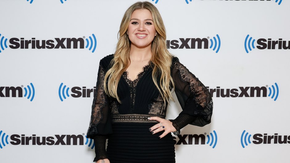 Kelly Clarkson wears an all black dress.