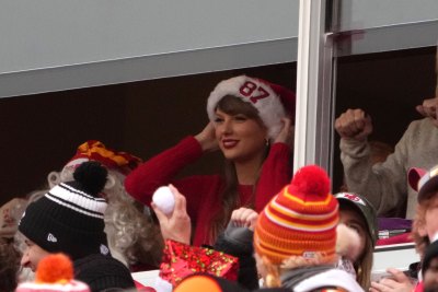 Taylor Swift wearing a knitted beanie with 87 on it at the Kansas City Chiefs game
