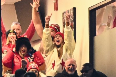 Taylor Swift cheers on boyfriend Travis Kelce in white sweater and red beanie during the AFC divisional.