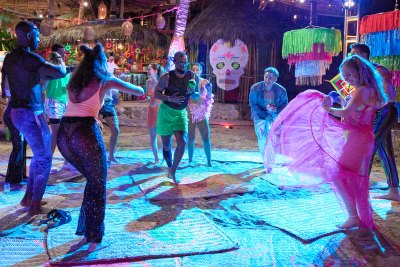 'Bachelor in Paradise' contestants play games in one of the final episodes of season 9