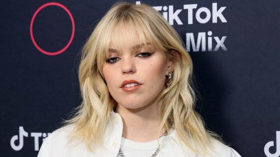 Renee Rapp Hair Dry Brush