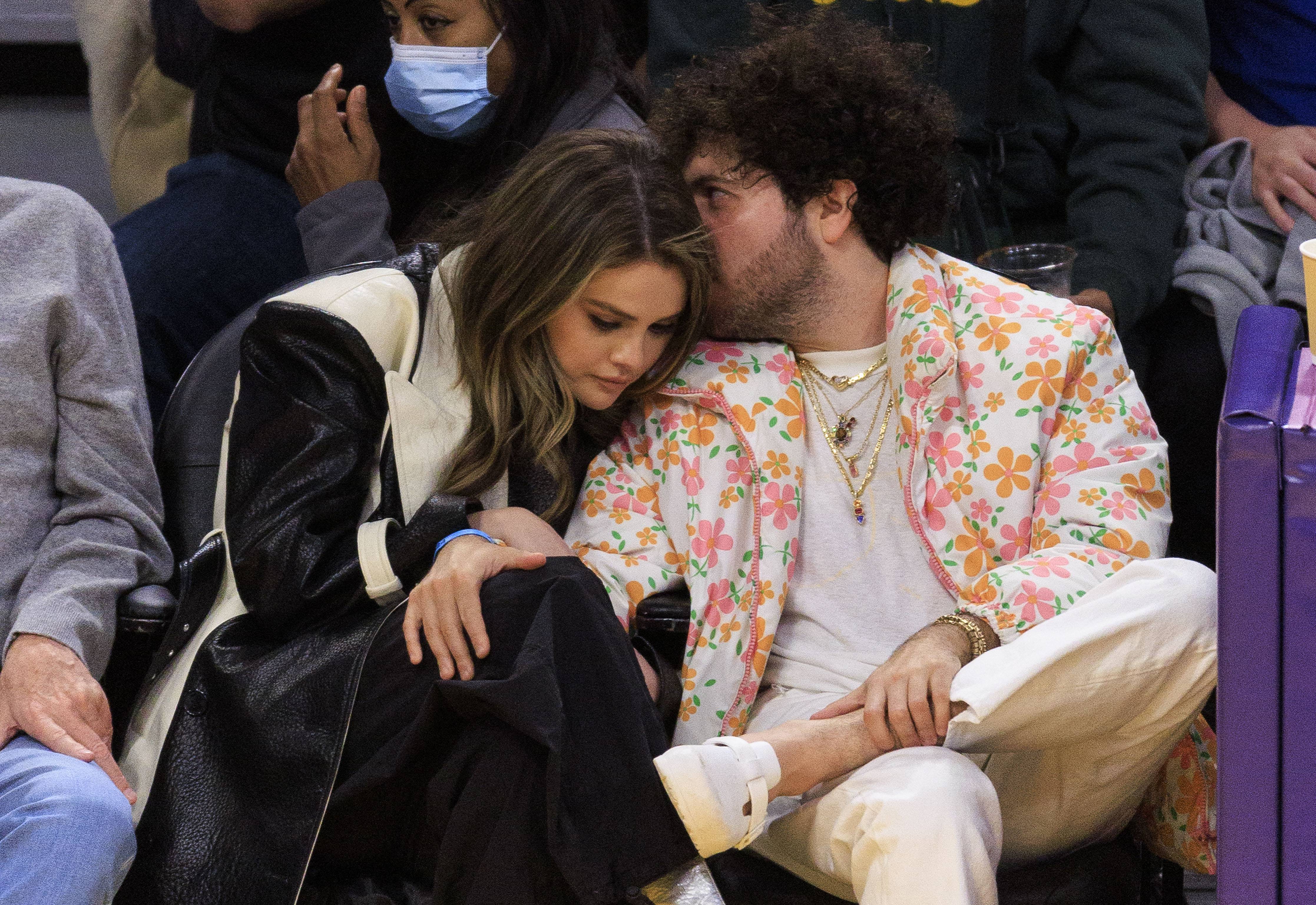 selena gomez and benny blancos pda at lakers game