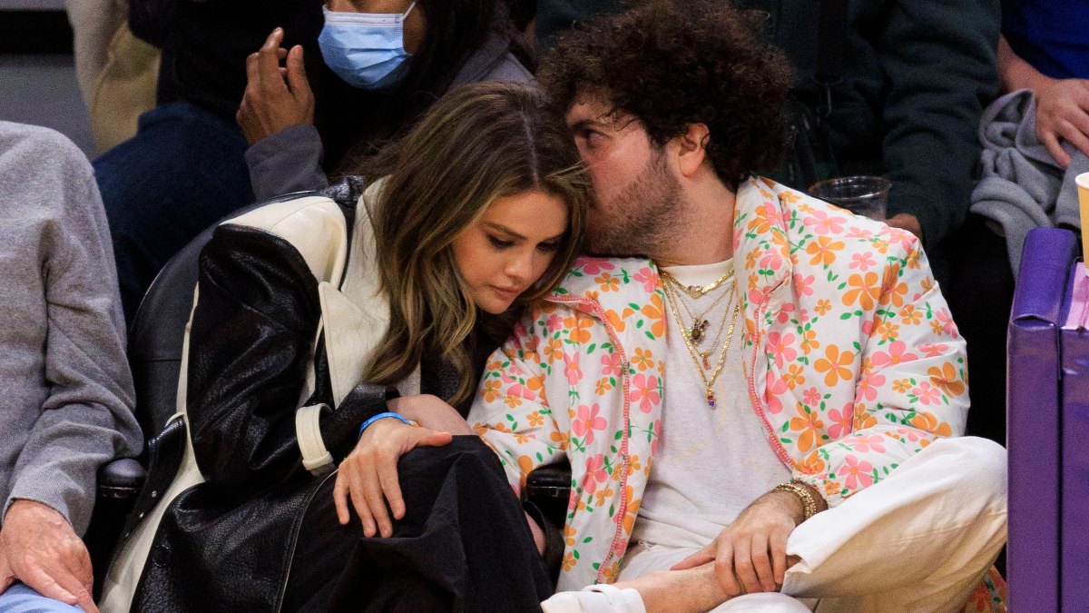 selena gomez and benny blancos pda at lakers game
